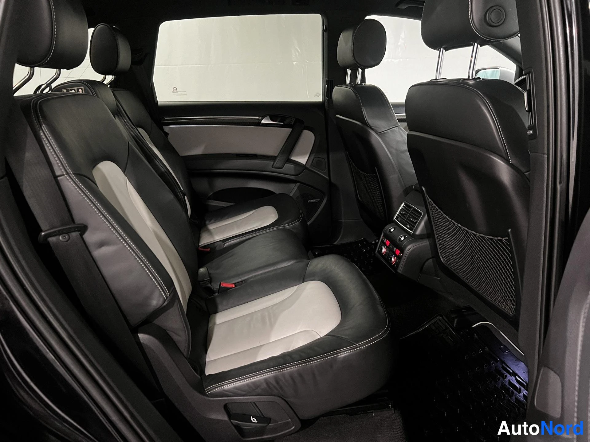 Musta Audi Q7 2011, takaistuimet, kuva 13