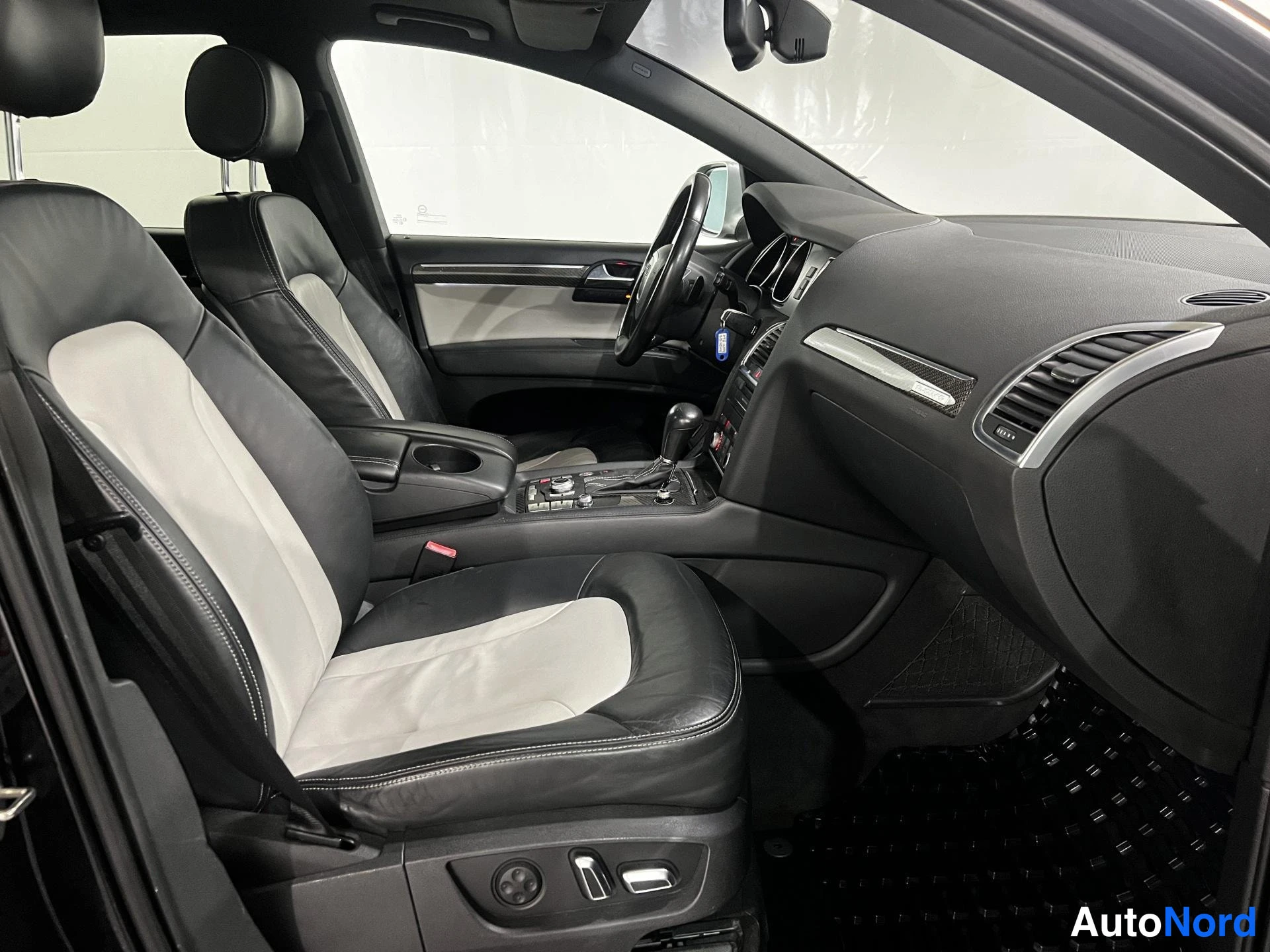 Musta Audi Q7 2011, ohjaamo, kuva 8