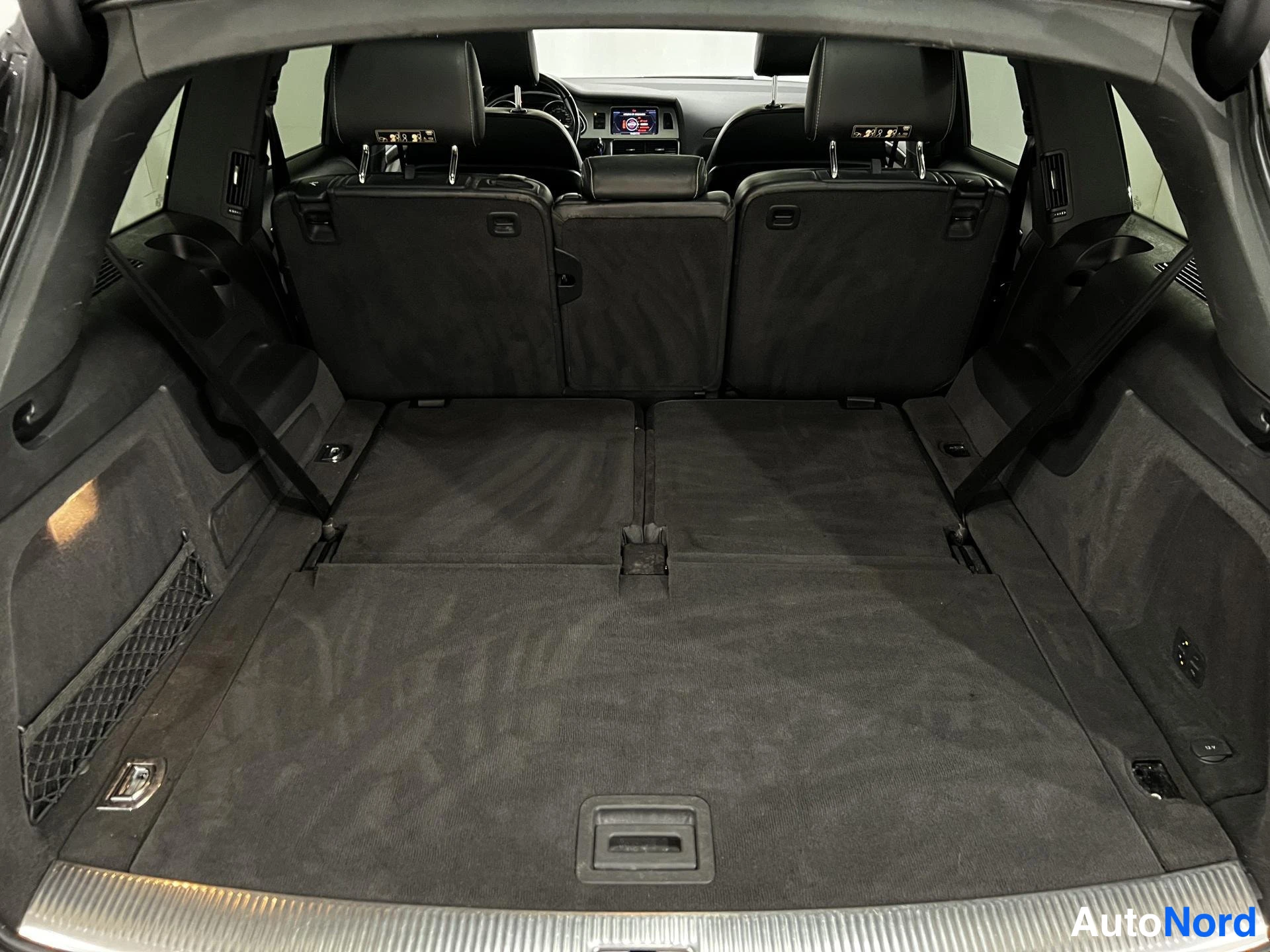 Musta Audi Q7 2011, tavaratila, kuva 15