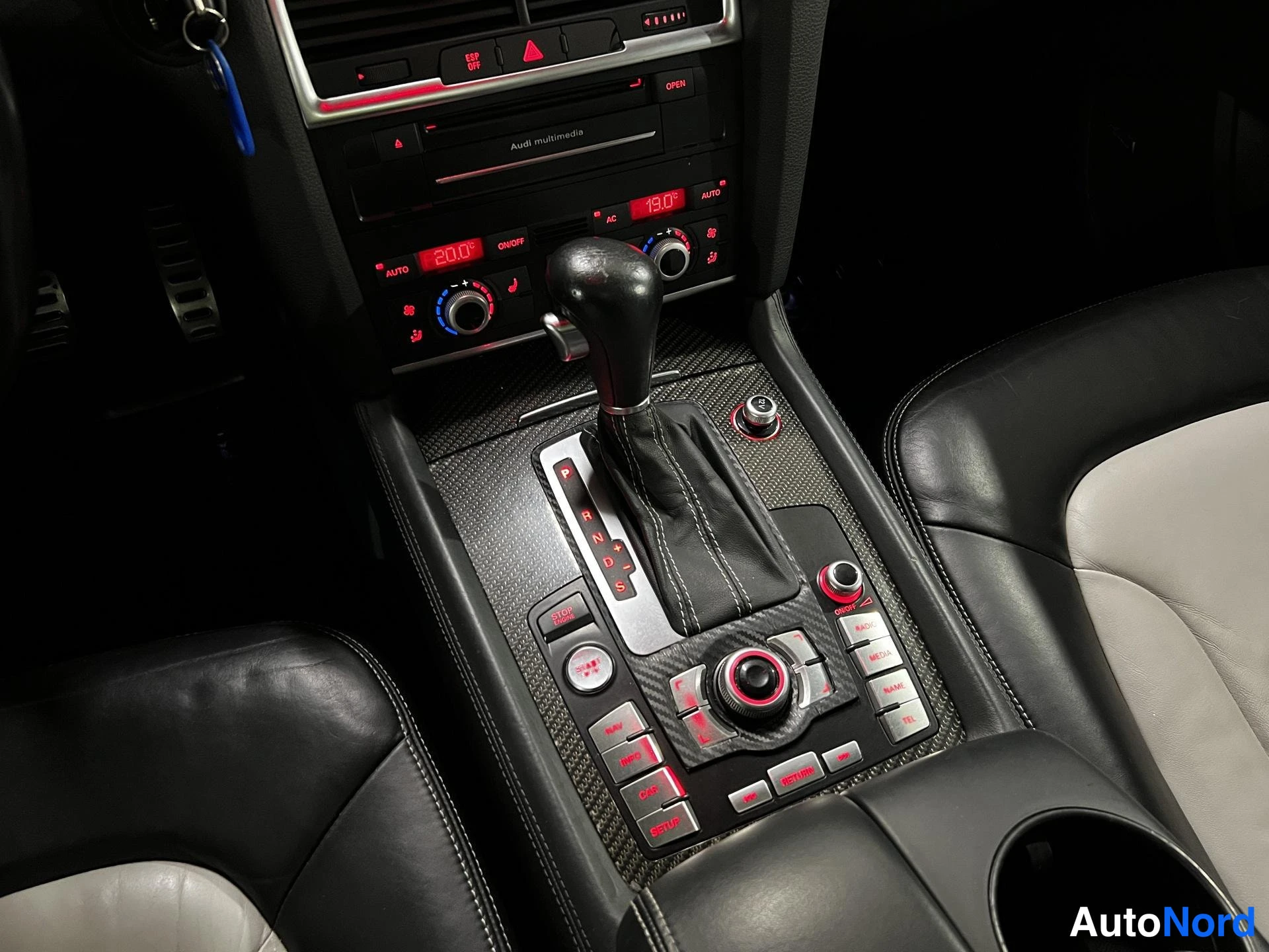 Musta Audi Q7 2011, ohjaamo, kuva 9