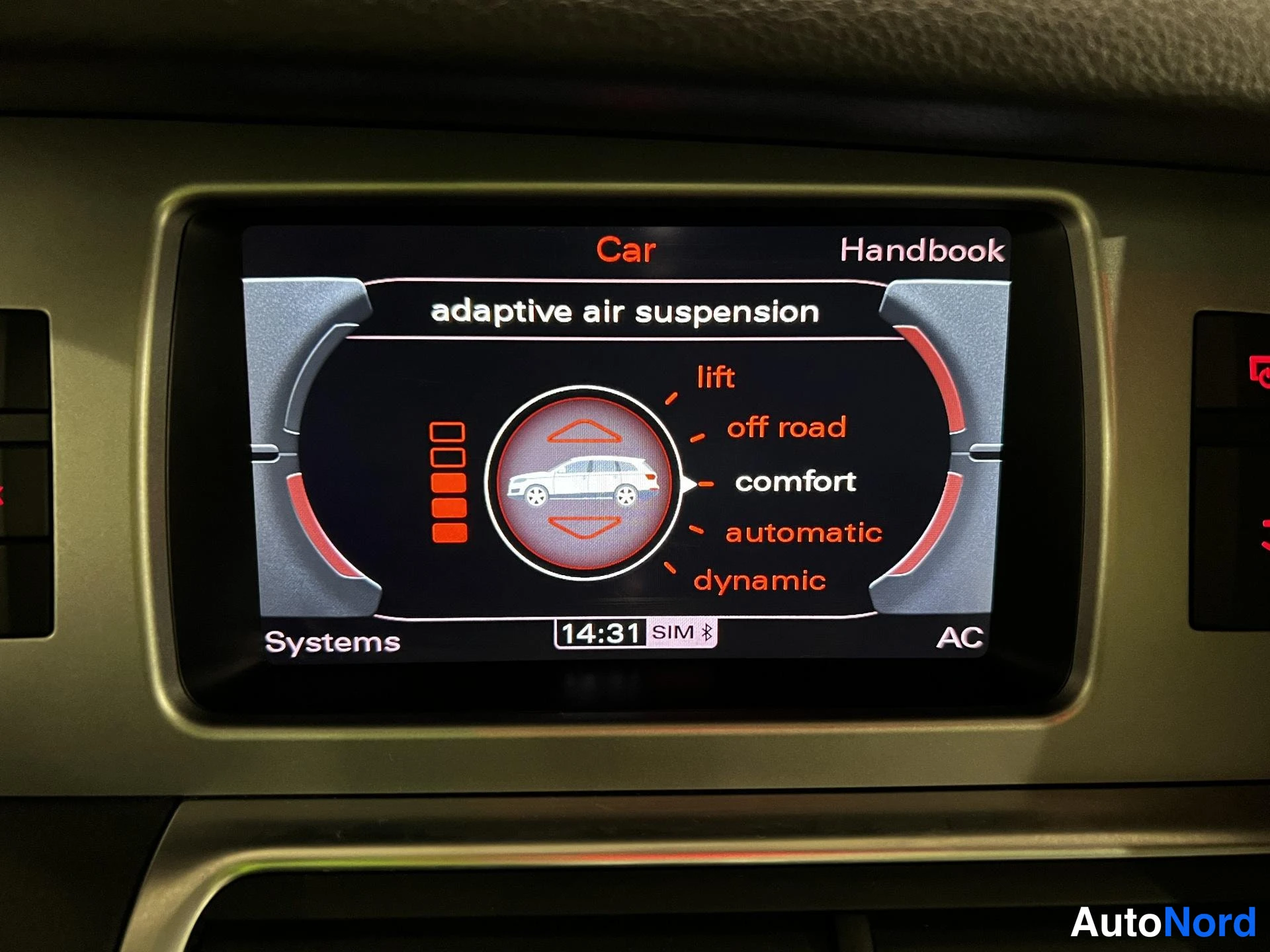 Musta Audi Q7 2011, yksityiskohta, kuva 22