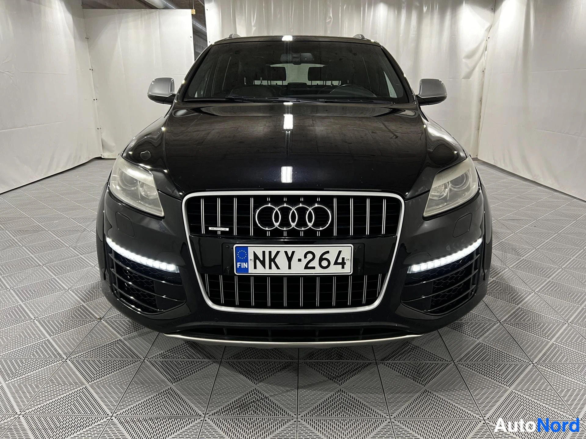 Musta Audi Q7 2011, edestä, kuva 3