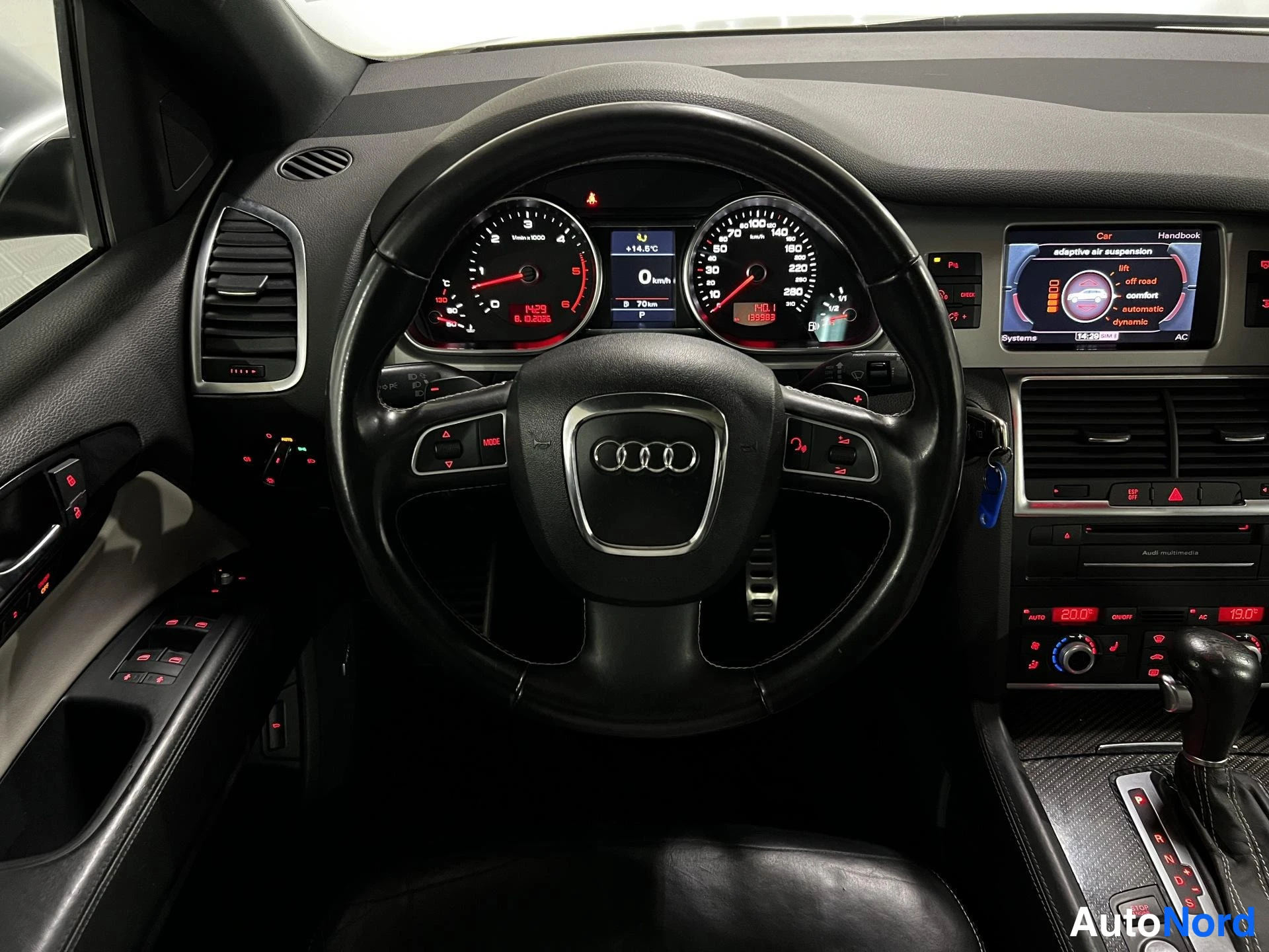 Musta Audi Q7 2011, ohjaamo, kuva 10