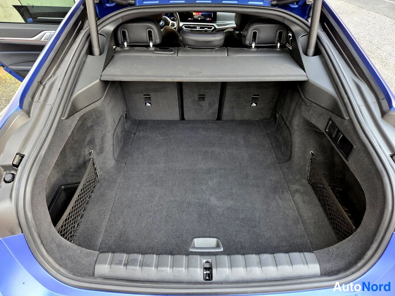 Sininen BMW i4 2022, tavaratila, kuva 11