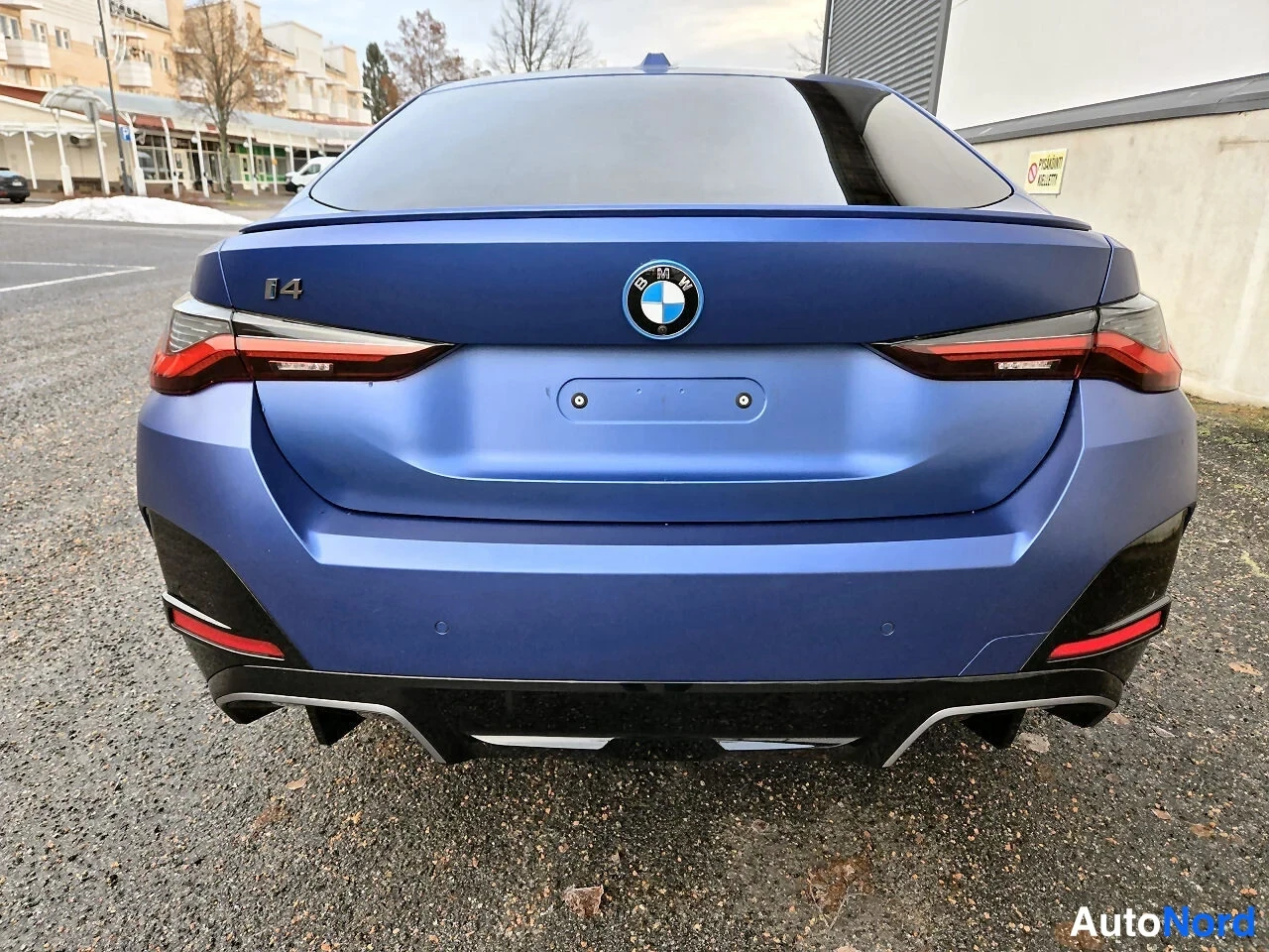 Sininen BMW i4 2022, takaa, kuva 8