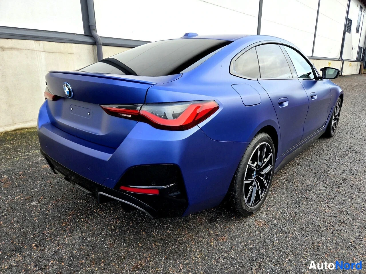 Sininen BMW i4 2022, takaviisto, kuva 6