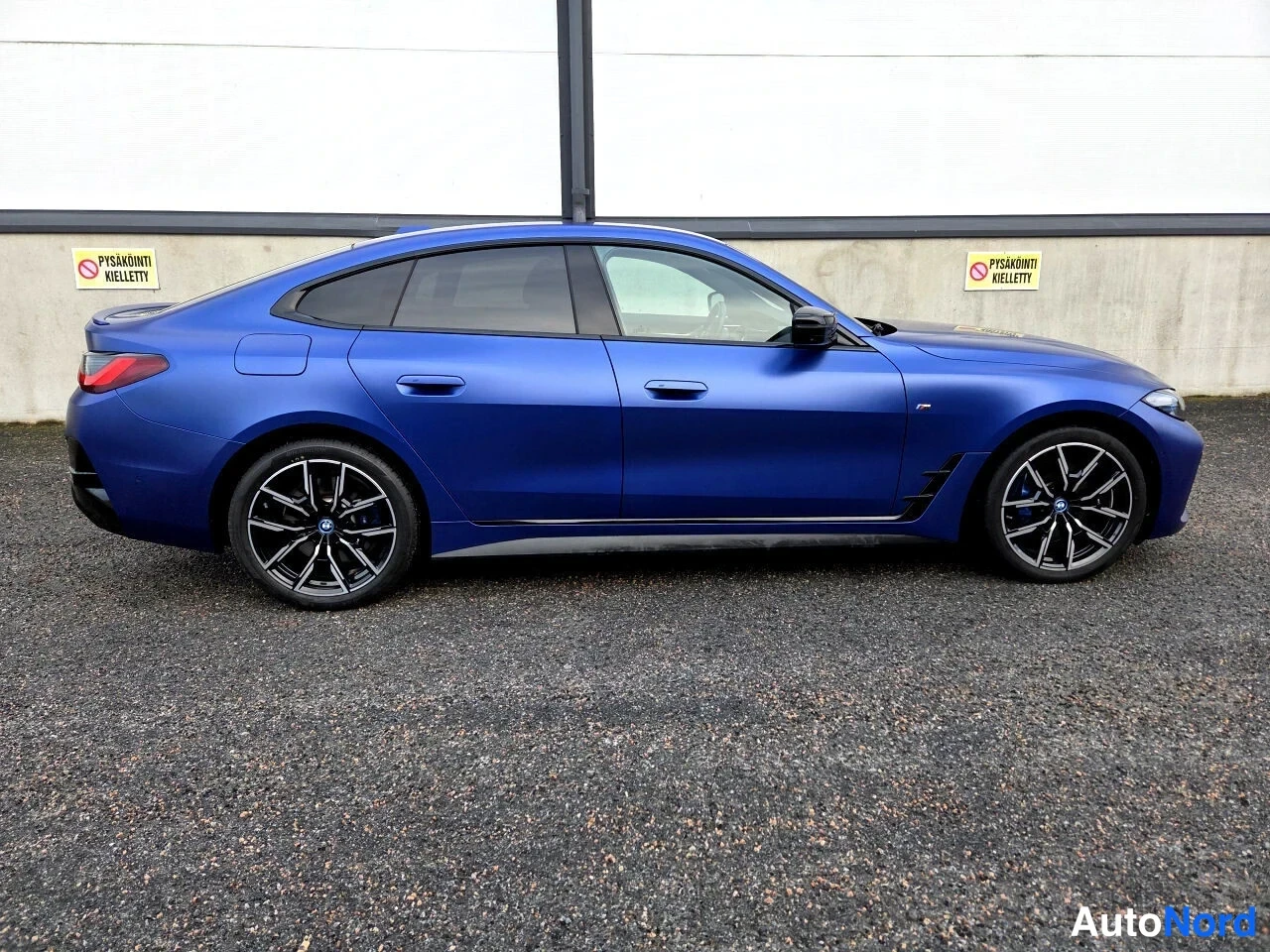 Sininen BMW i4 2022, sivulta, kuva 5
