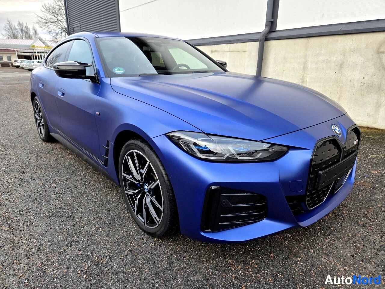 Sininen BMW i4 2022, etuviisto, keula oikealle, kuva 2