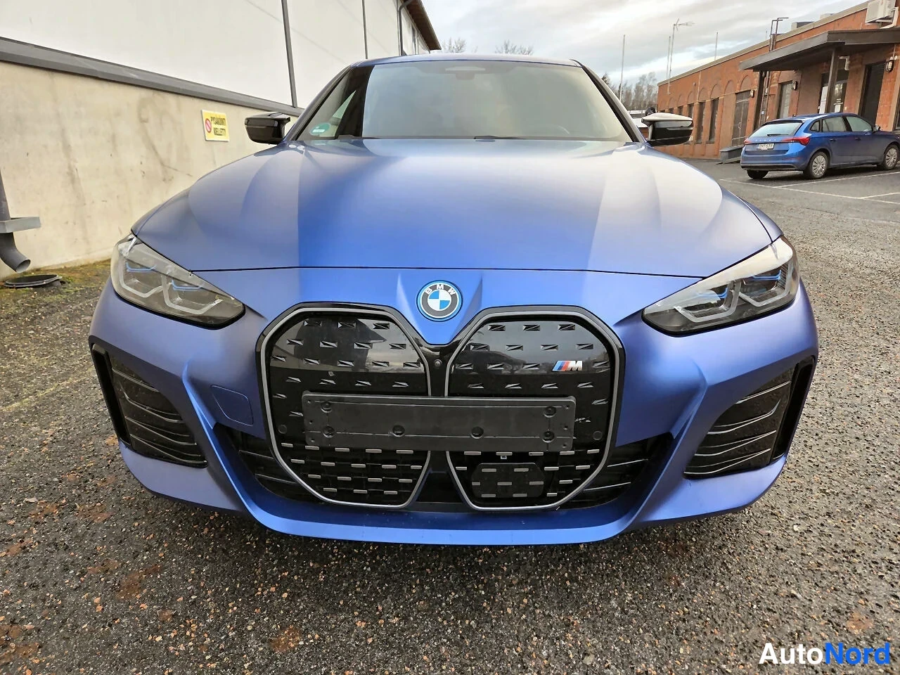 Sininen BMW i4 2022, edestä, kuva 3