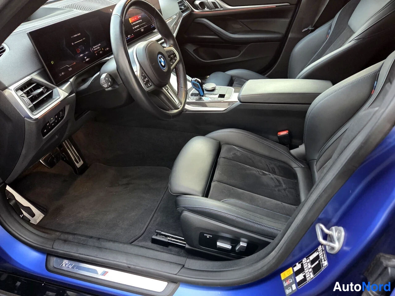 Sininen BMW i4 2022, ohjaamo, kuva 9