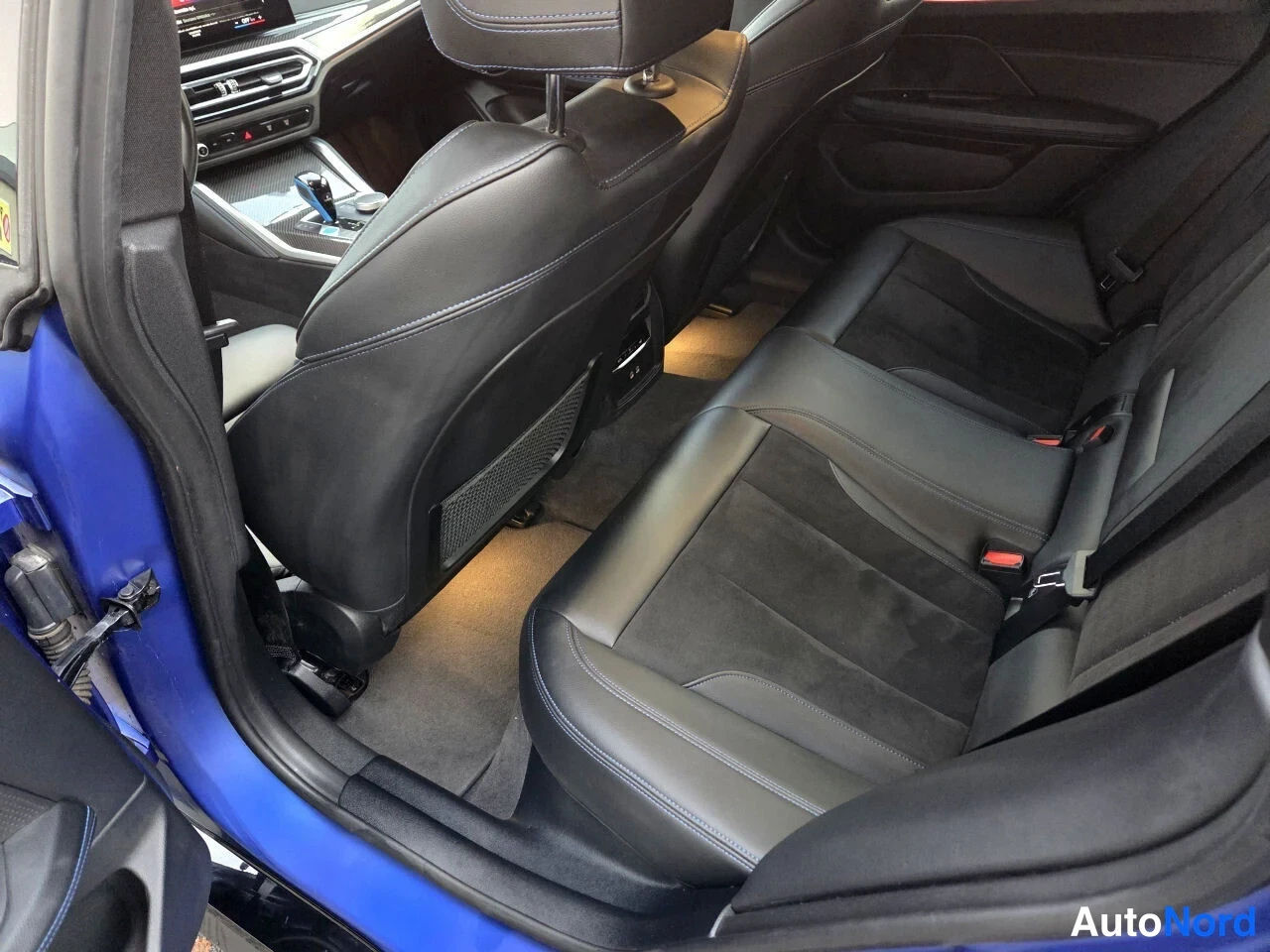 Sininen BMW i4 2022, takaistuimet, kuva 10