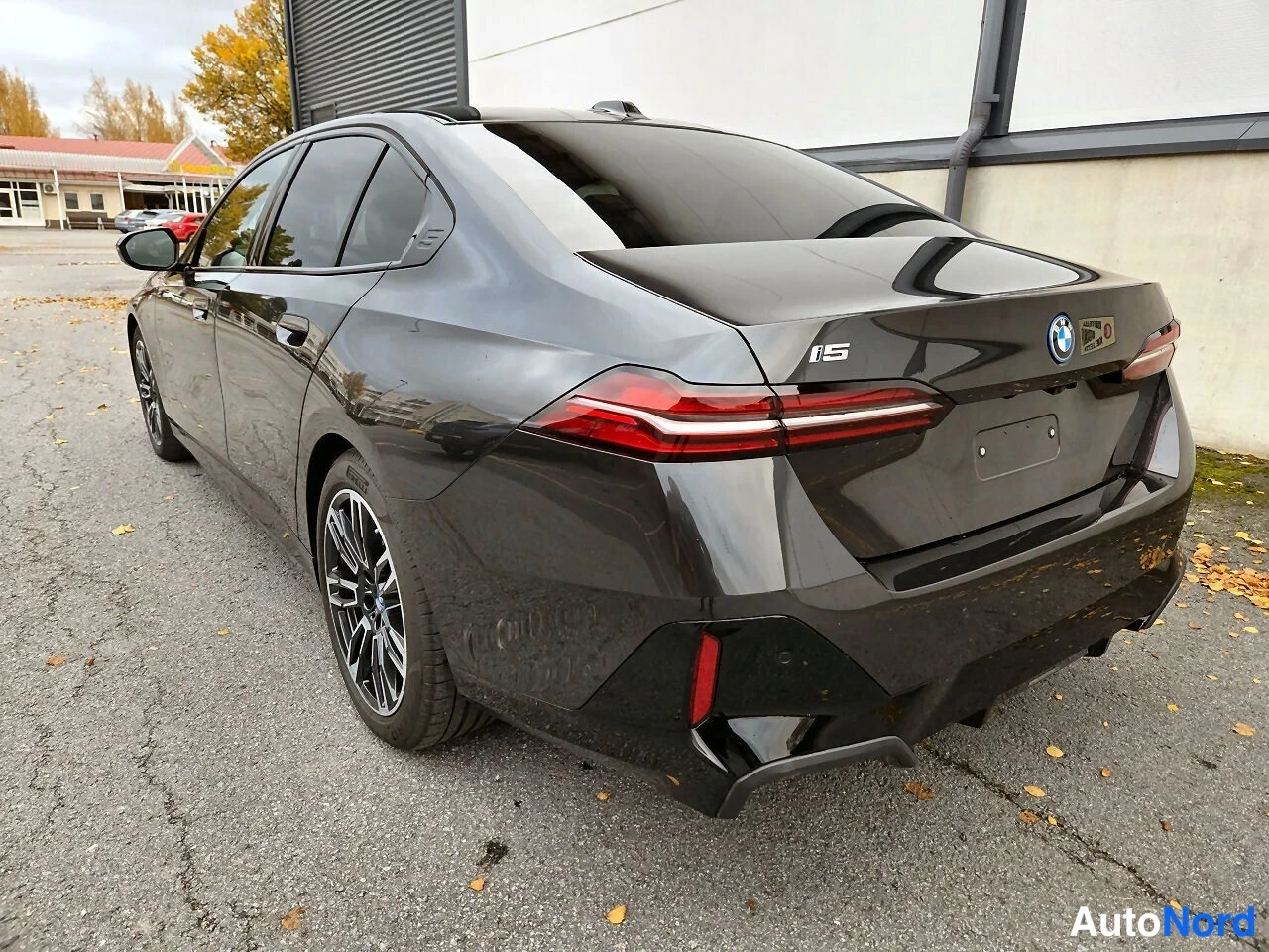 Harmaa BMW i5 eDrive40 2024, takaviisto, kuva 5