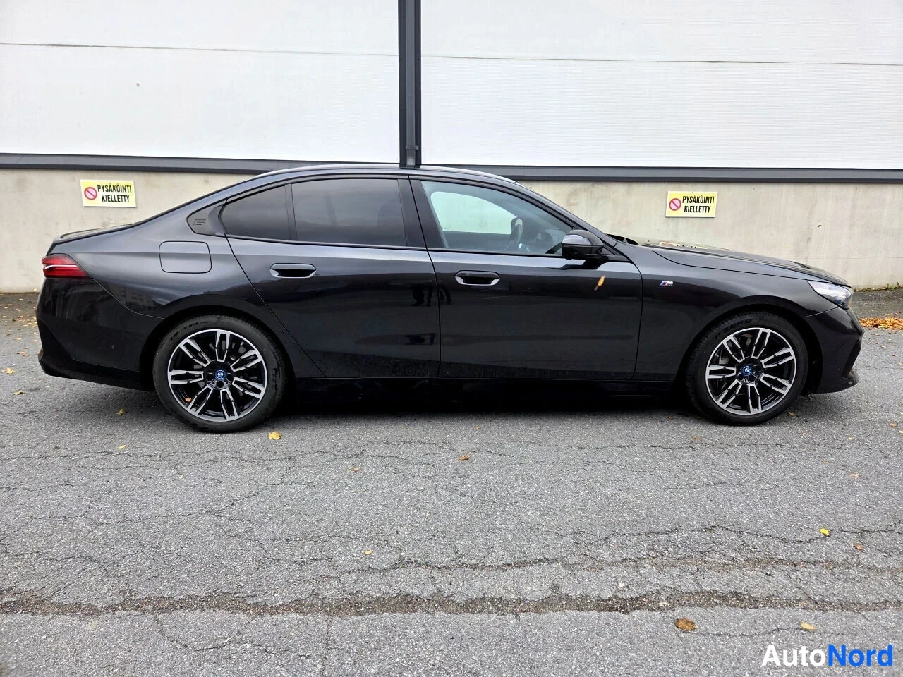 Harmaa BMW i5 eDrive40 2024, sivulta, kuva 4
