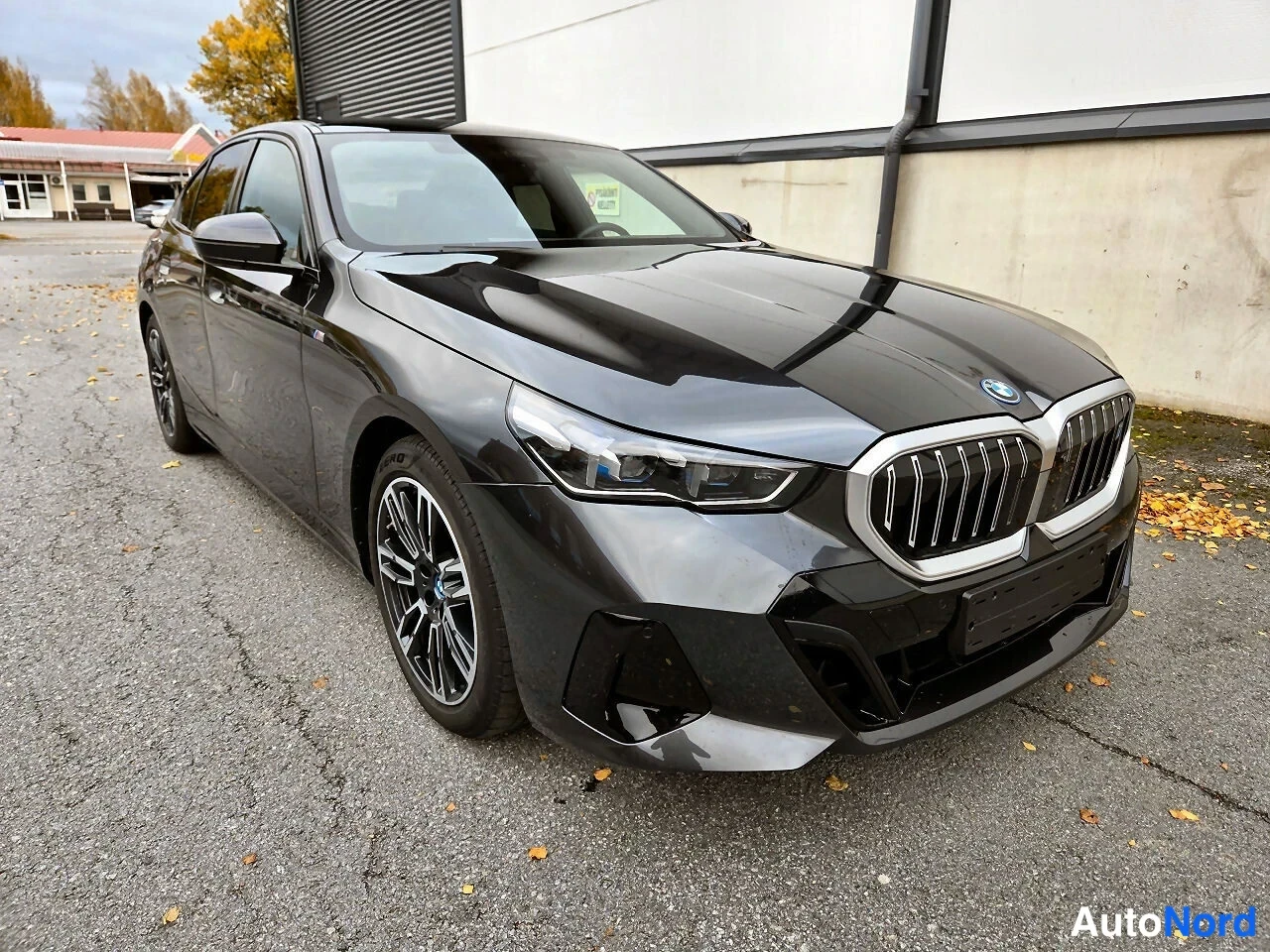 Harmaa BMW i5 eDrive40 2024, etuviisto, keula oikealle, kuva 2