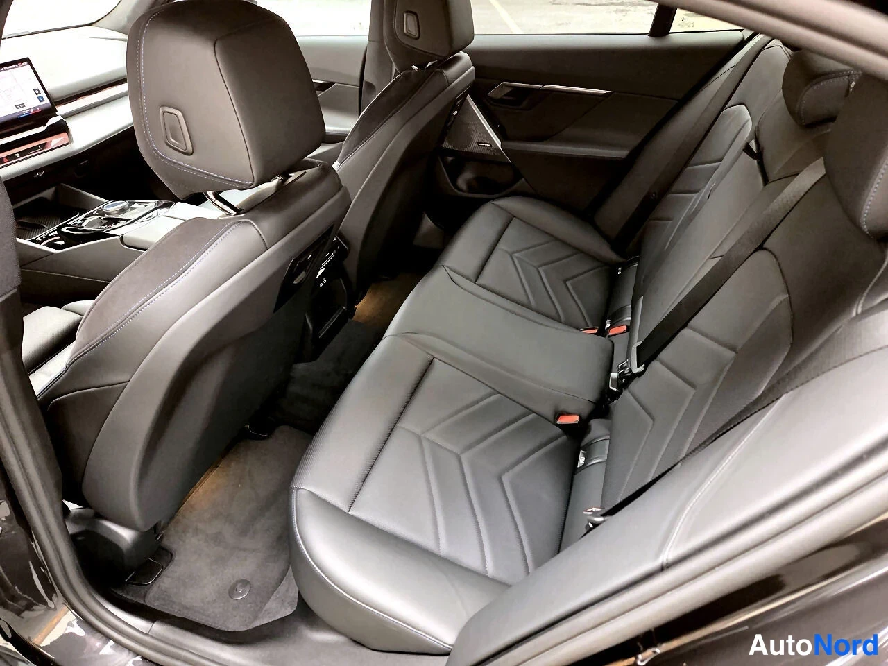 Harmaa BMW i5 eDrive40 2024, takaistuimet, kuva 9