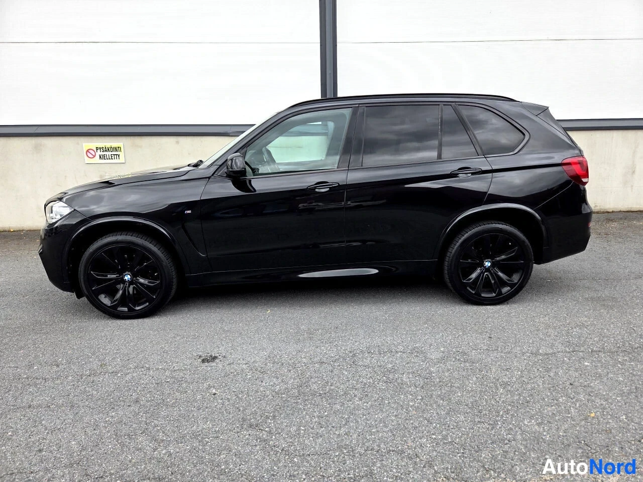 Musta BMW X5 xDrive30d 2016, sivulta, kuva 4