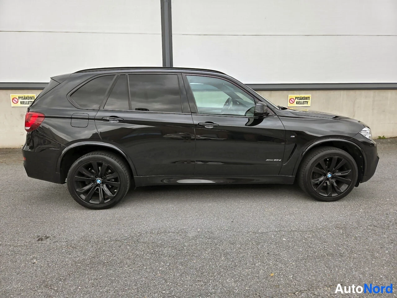 Musta BMW X5 xDrive30d 2016, sivulta, kuva 3