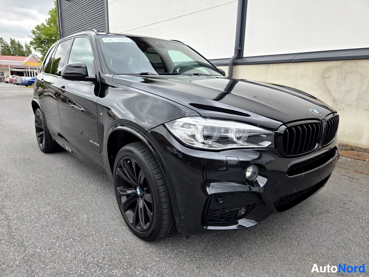 Musta BMW X5 xDrive30d 2016, etuviisto, keula oikealle, kuva 2