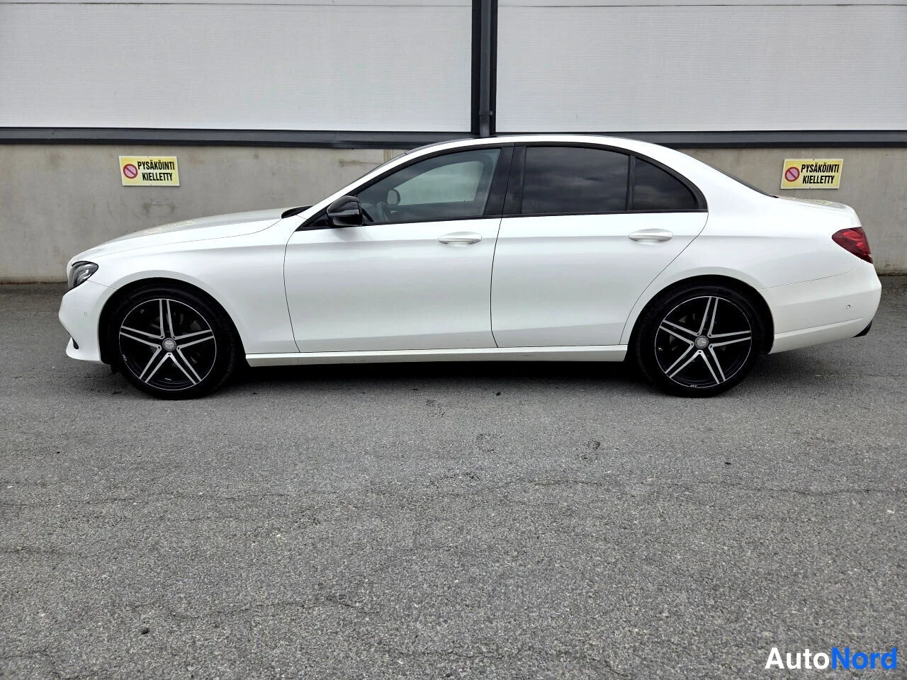 Valkoinen Mercedes-Benz E 220 d 2017, sivulta, kuva 4