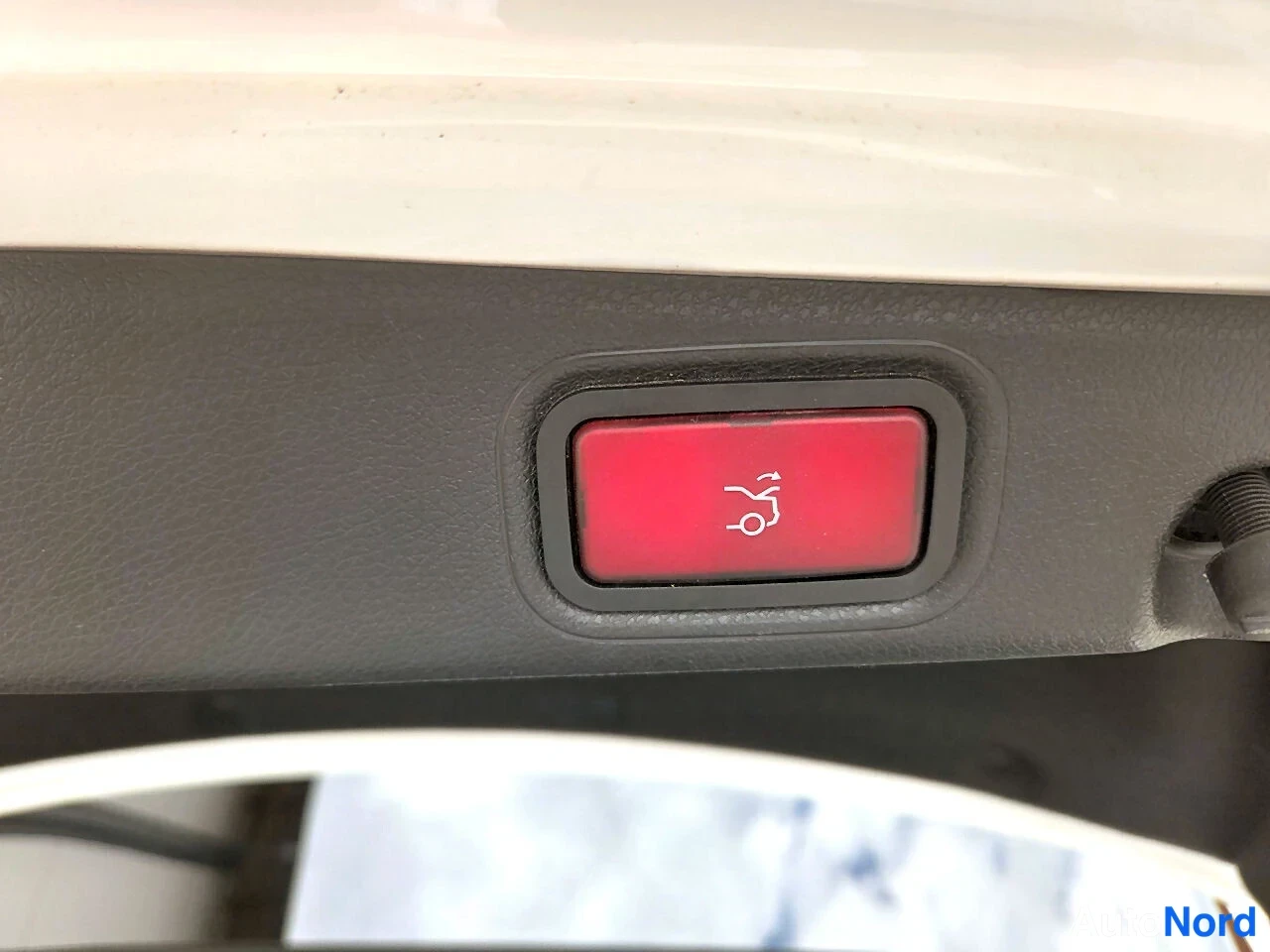 Valkoinen Mercedes-Benz E 220 d 2017, yksityiskohta, kuva 11