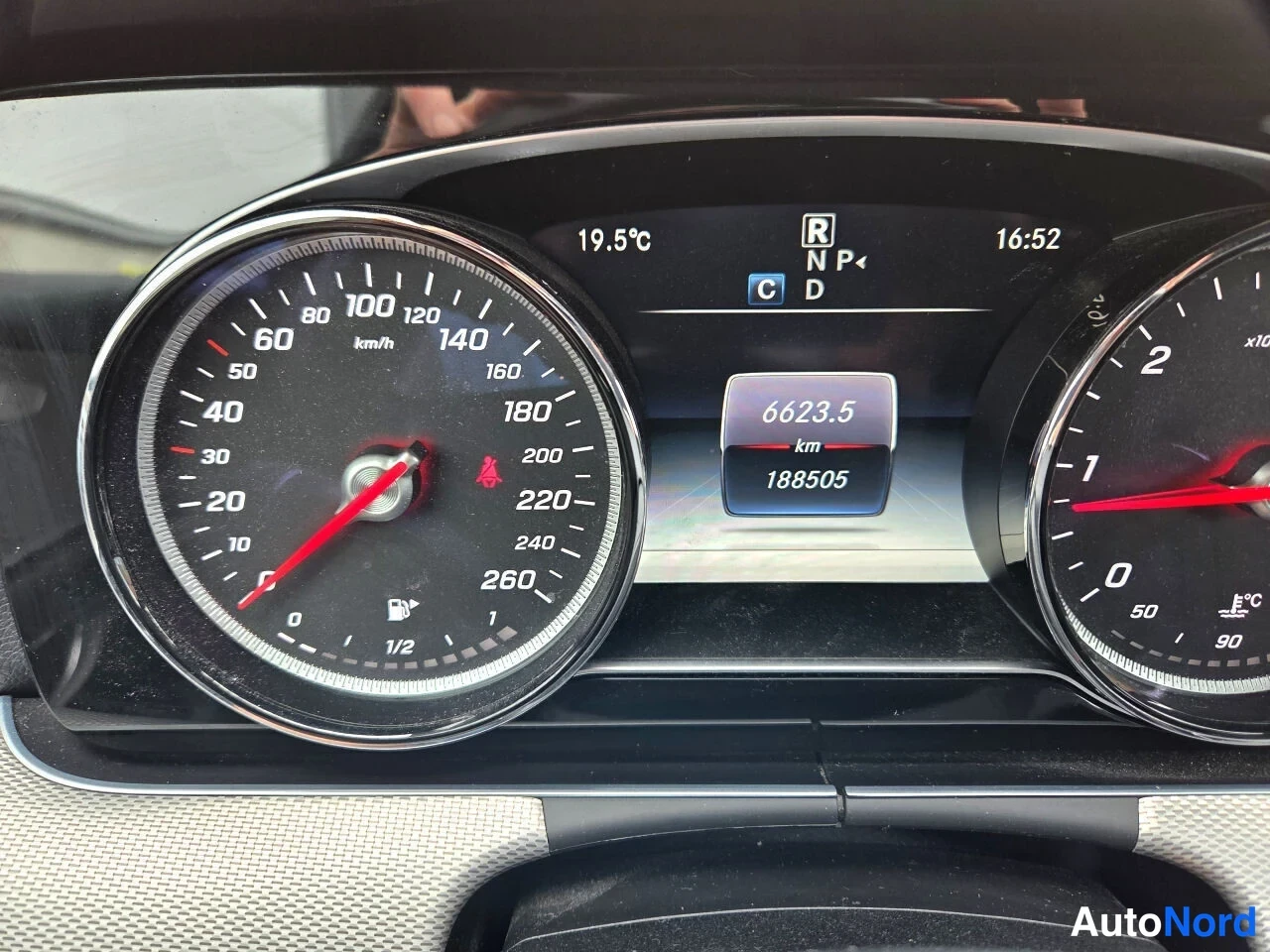 Valkoinen Mercedes-Benz E 220 d 2017, yksityiskohta, kuva 13