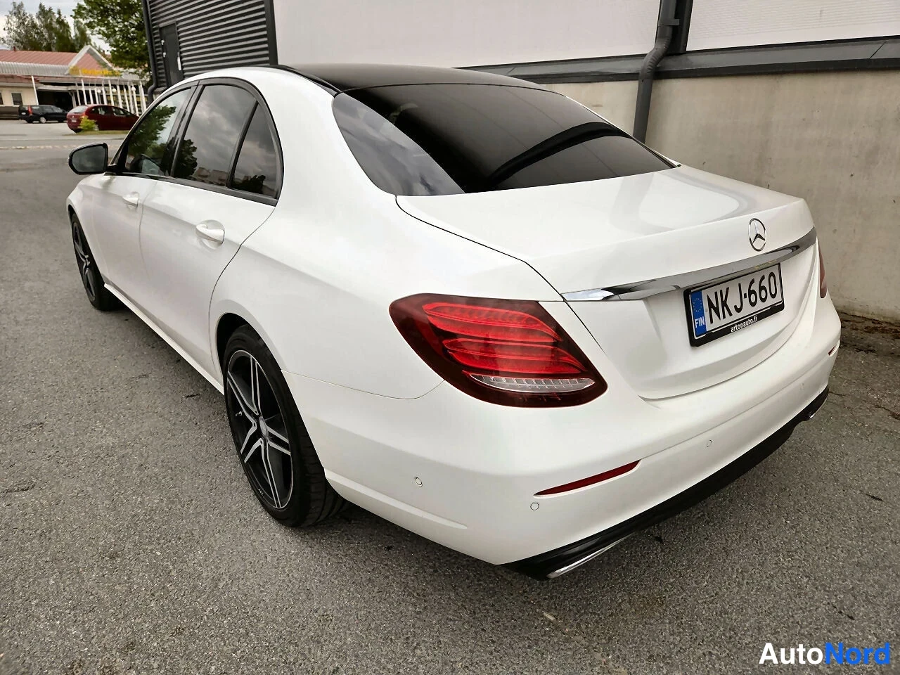 Valkoinen Mercedes-Benz E 220 d 2017, takaviisto, kuva 5