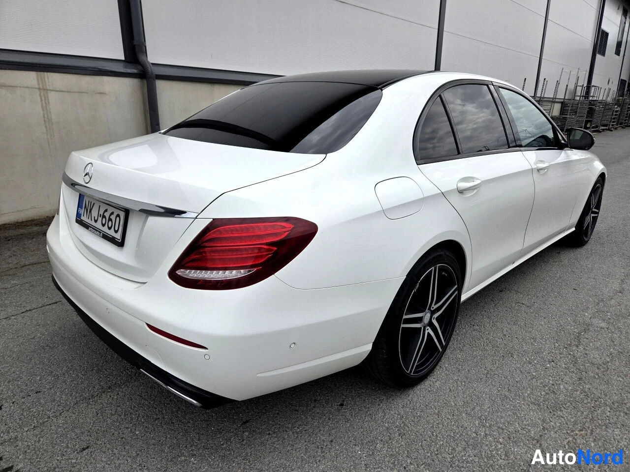 Valkoinen Mercedes-Benz E 220 d 2017, takaviisto, kuva 6