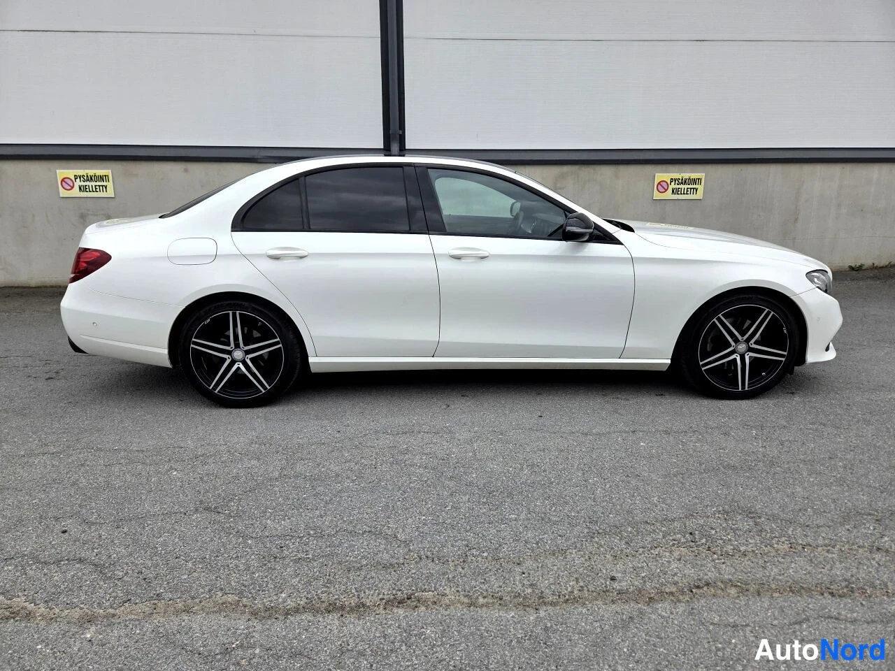 Valkoinen Mercedes-Benz E 220 d 2017, sivulta, kuva 3