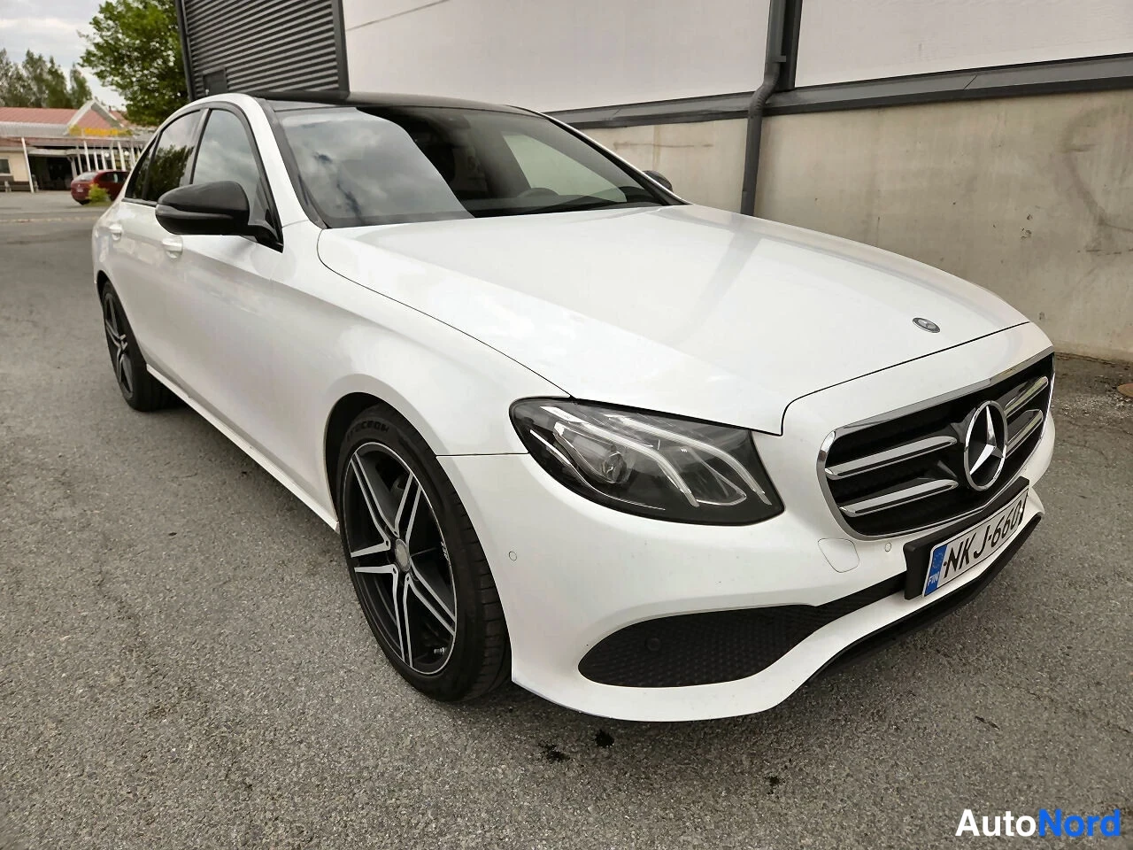 Valkoinen Mercedes-Benz E 220 d 2017, etuviisto, keula oikealle, kuva 2
