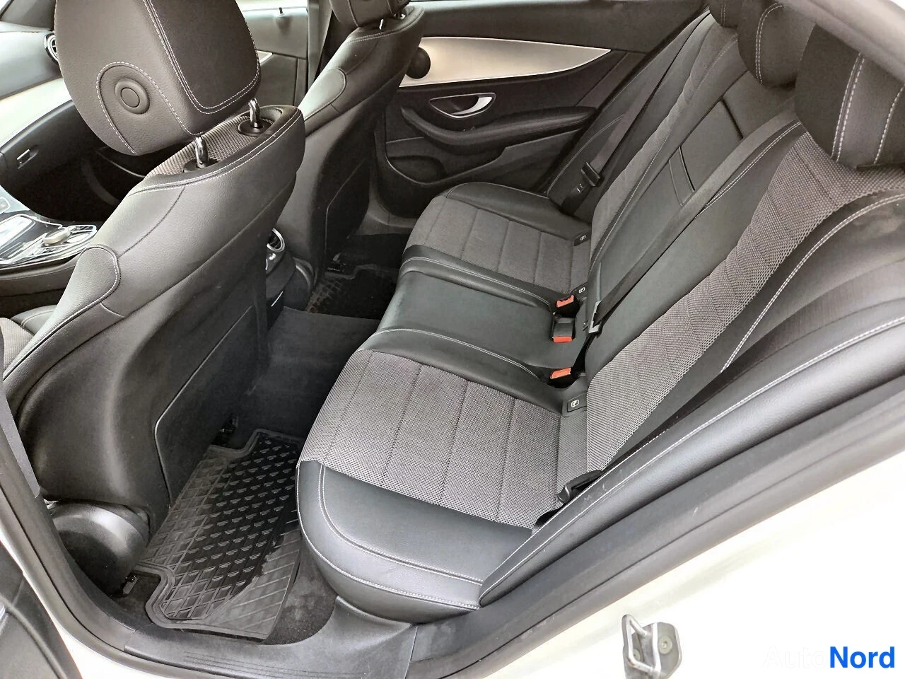Valkoinen Mercedes-Benz E 220 d 2017, takaistuimet, kuva 9