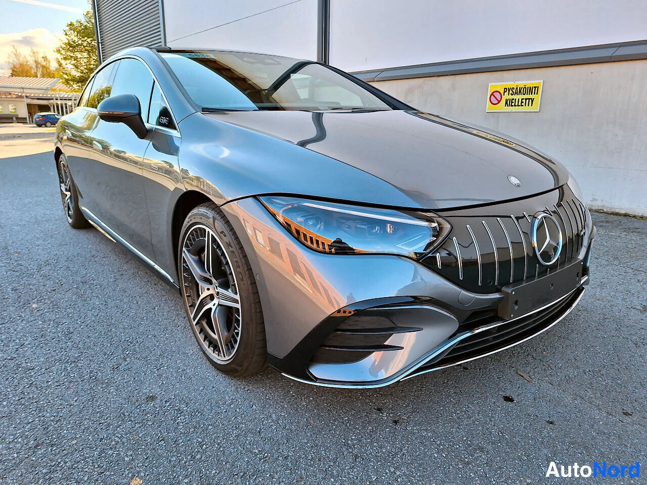 Harmaa Mercedes-Benz EQE AMG 2024, etuviisto, keula oikealle, kuva 2