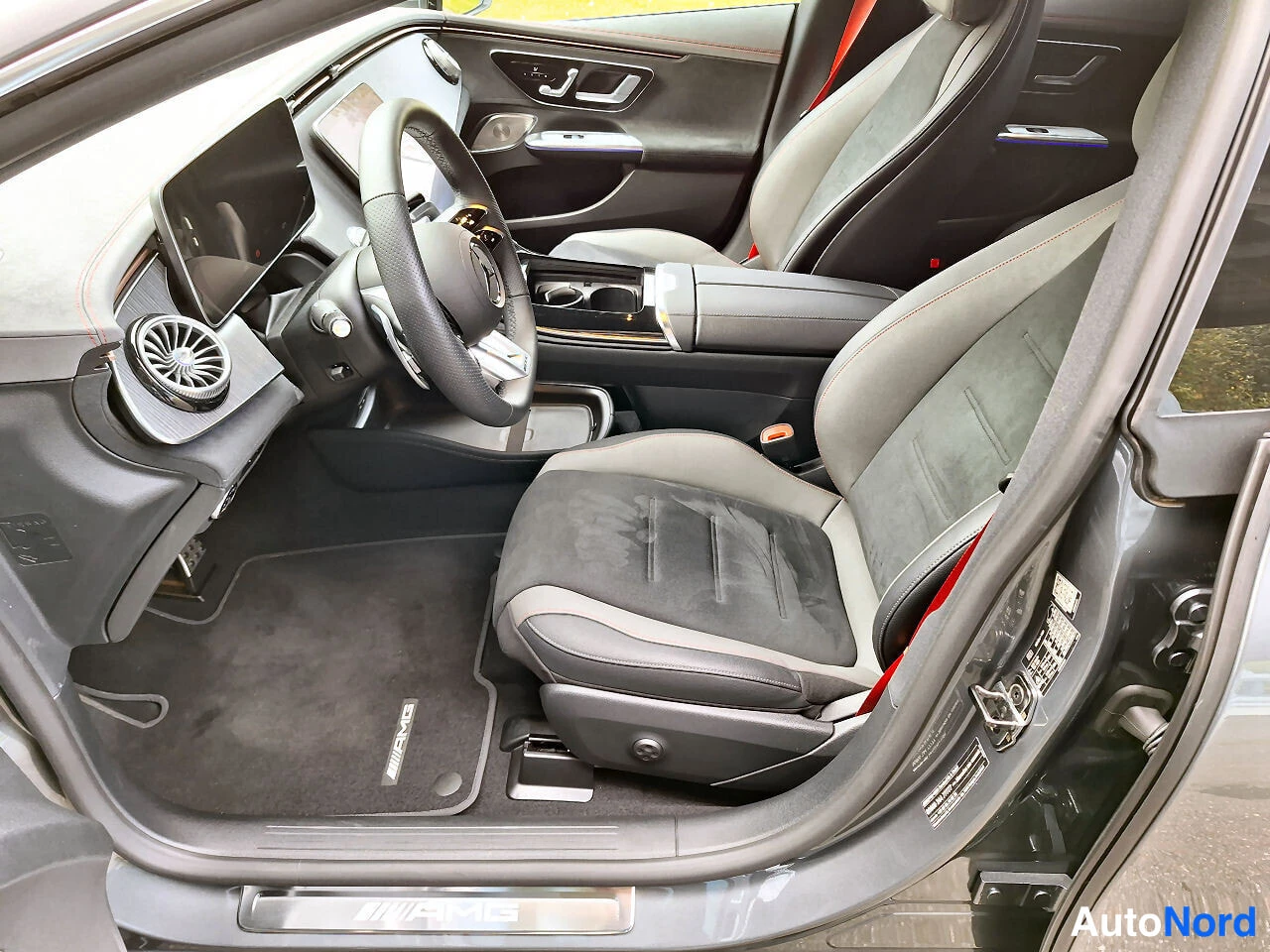 Harmaa Mercedes-Benz EQE AMG 2024, etuistuimet, kuva 9