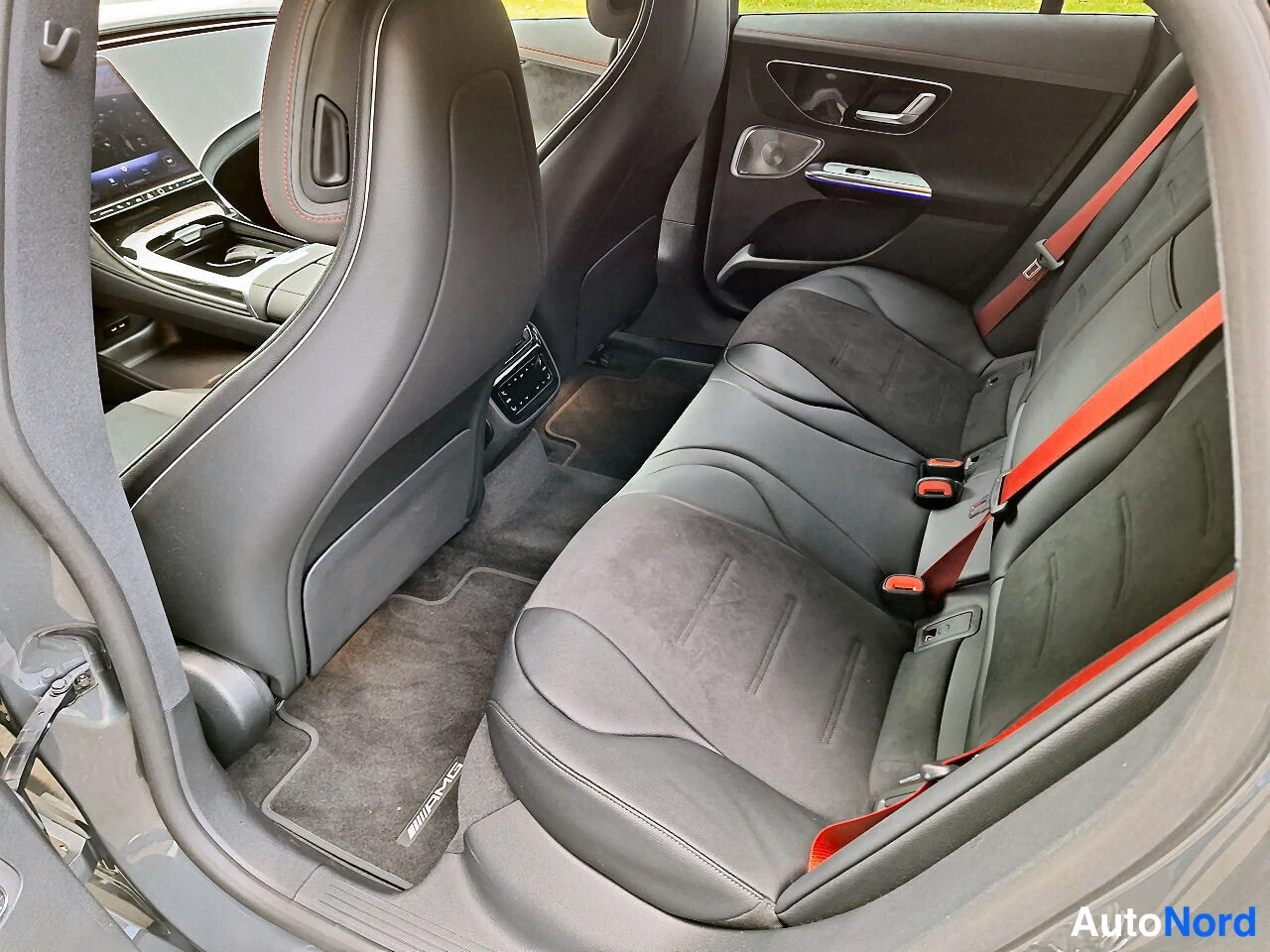 Harmaa Mercedes-Benz EQE AMG 2024, takaistuimet, kuva 10
