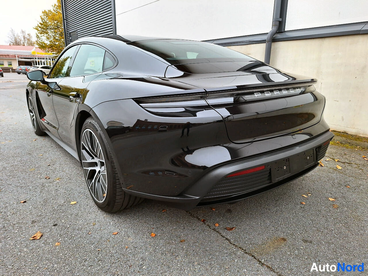Musta Porsche Taycan 2022, takaviisto, kuva 5
