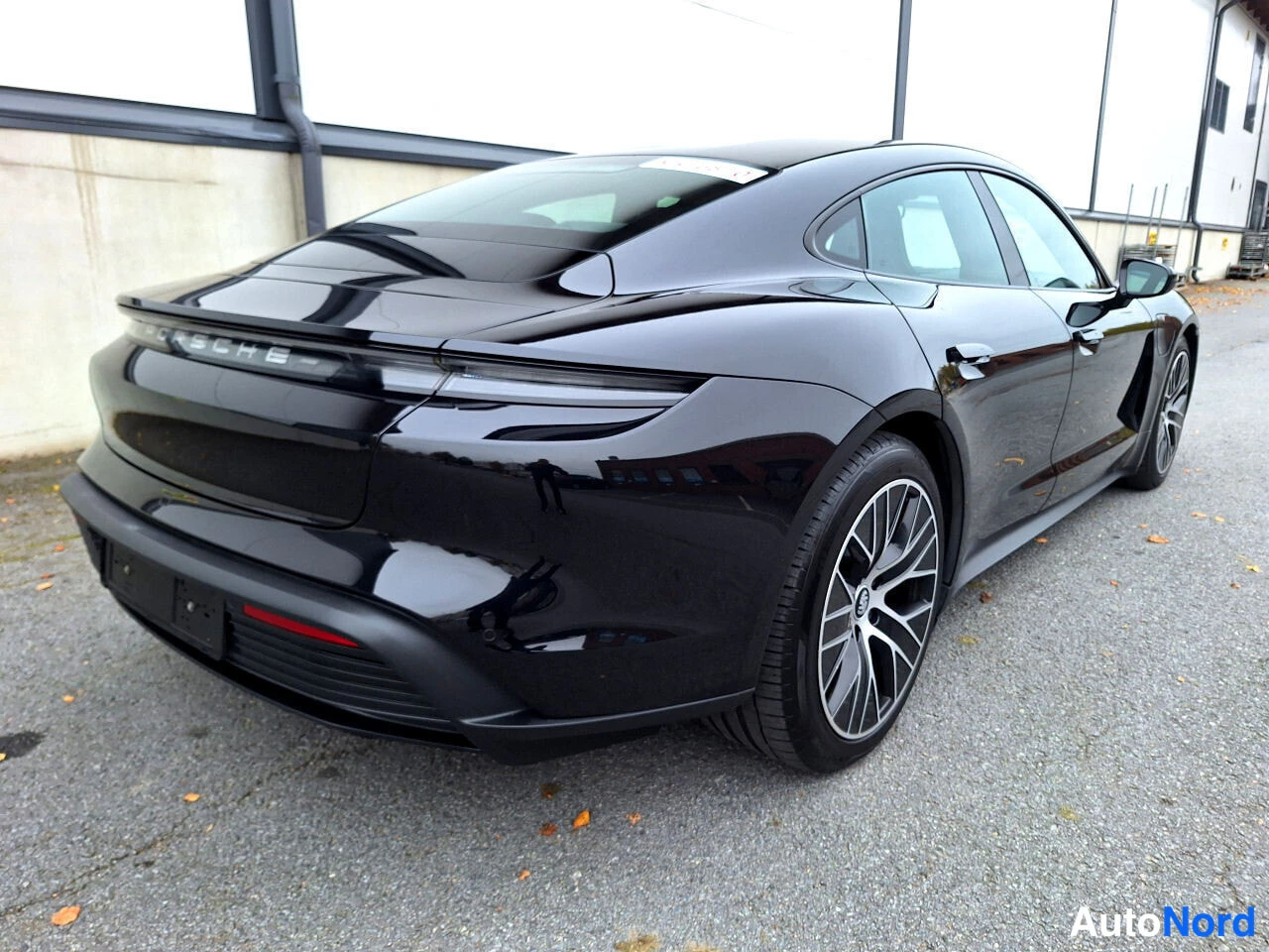 Musta Porsche Taycan 2022, takaviisto, kuva 6