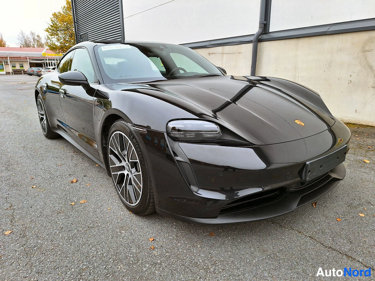 Musta Porsche Taycan 2022, etuviisto, keula oikealle, kuva 2
