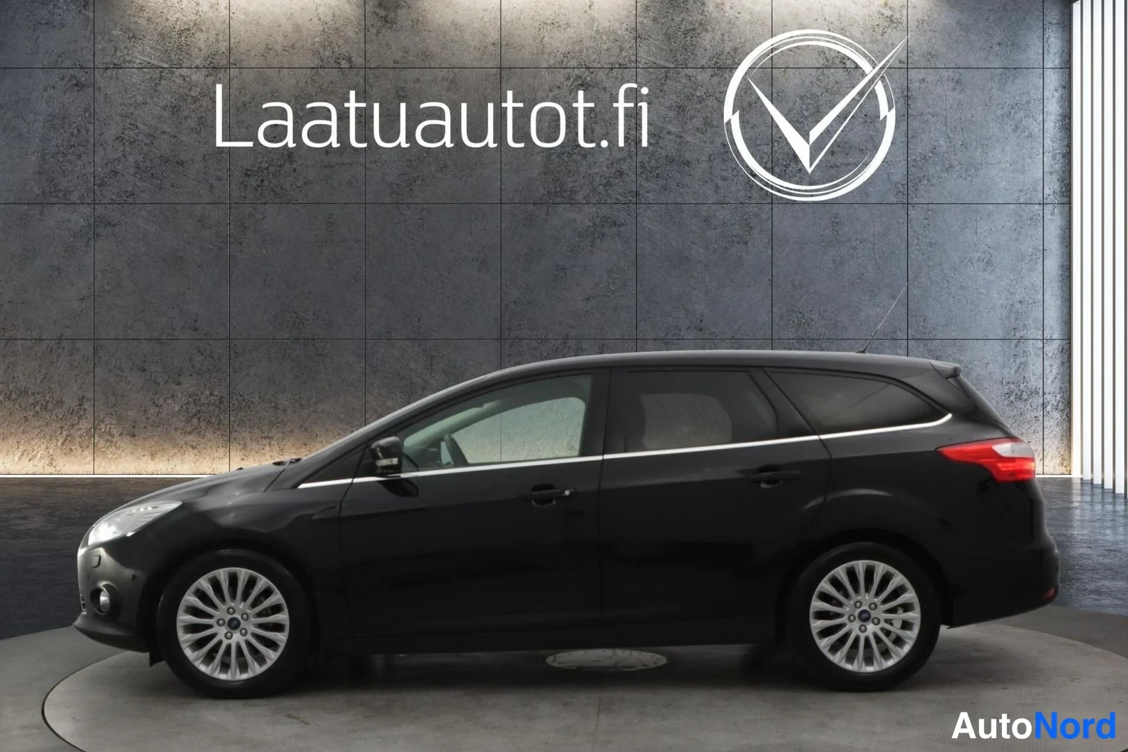 Svart Ford Focus 2014, snett framifrån, fronten åt vänster, bild 2