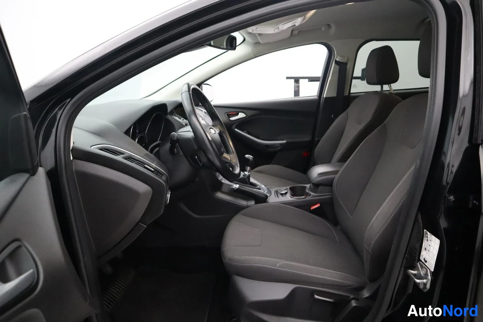 Svart Ford Focus 2014, förarplats, bild 9