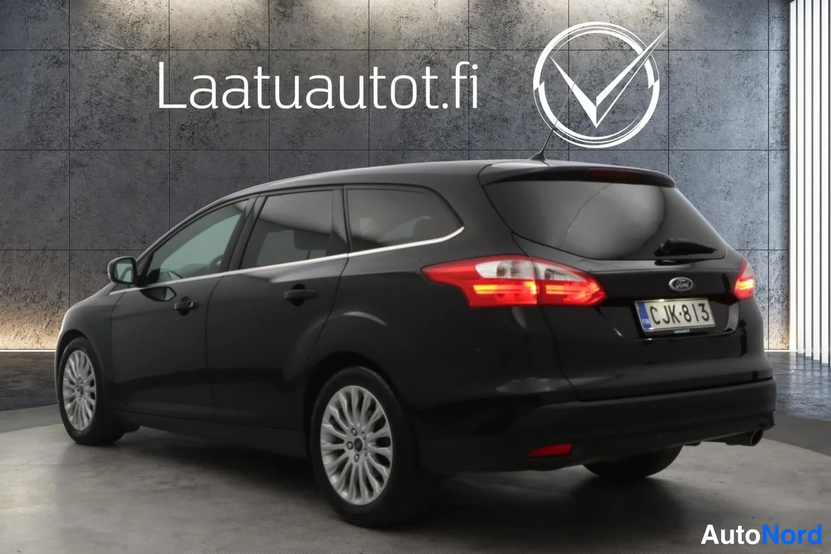 Svart Ford Focus 2014, snett bakifrån, bild 5