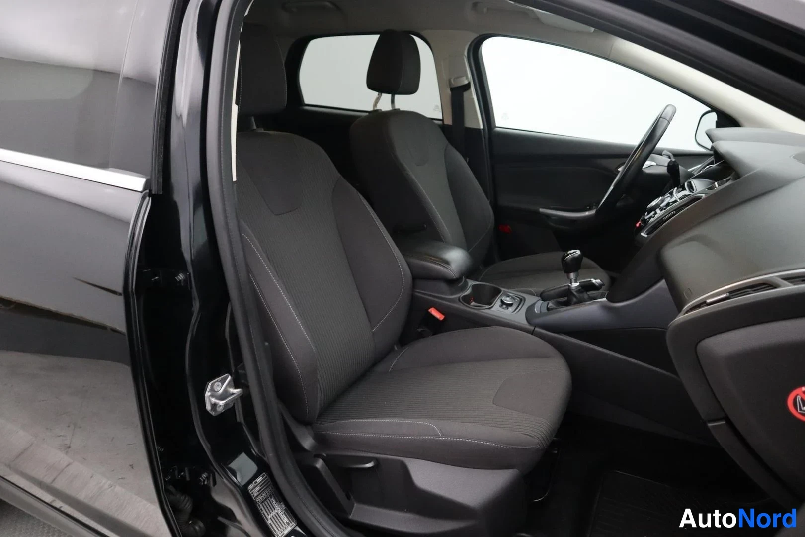 Svart Ford Focus 2014, framsäten, bild 13