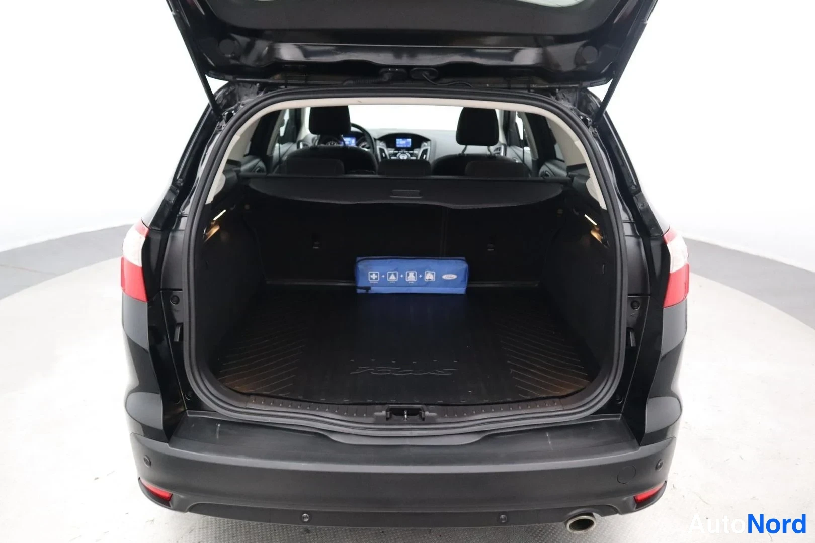 Svart Ford Focus 2014, bagageutrymme, bild 16