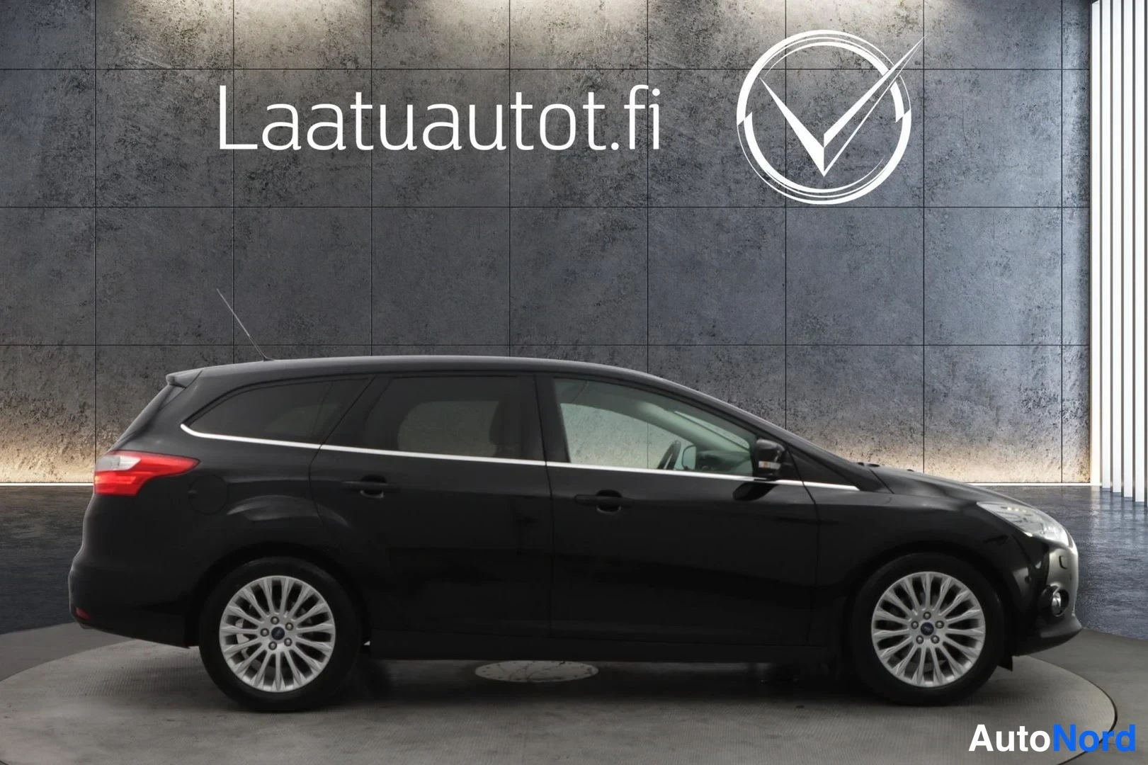 Svart Ford Focus 2014, från sidan, bild 4