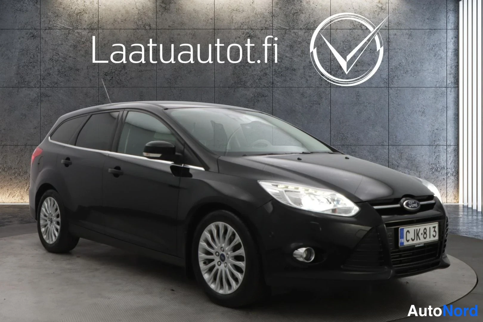 Svart Ford Focus 2014, snett framifrån, fronten åt höger, bild 3