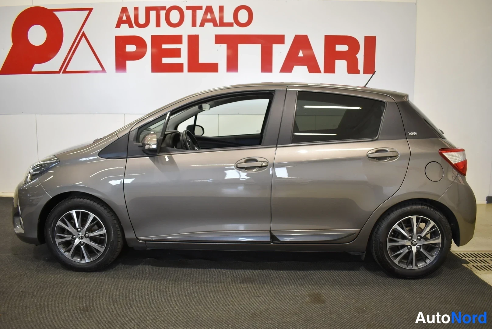 Harmaa Toyota Yaris 2020, takaa, kuva 2