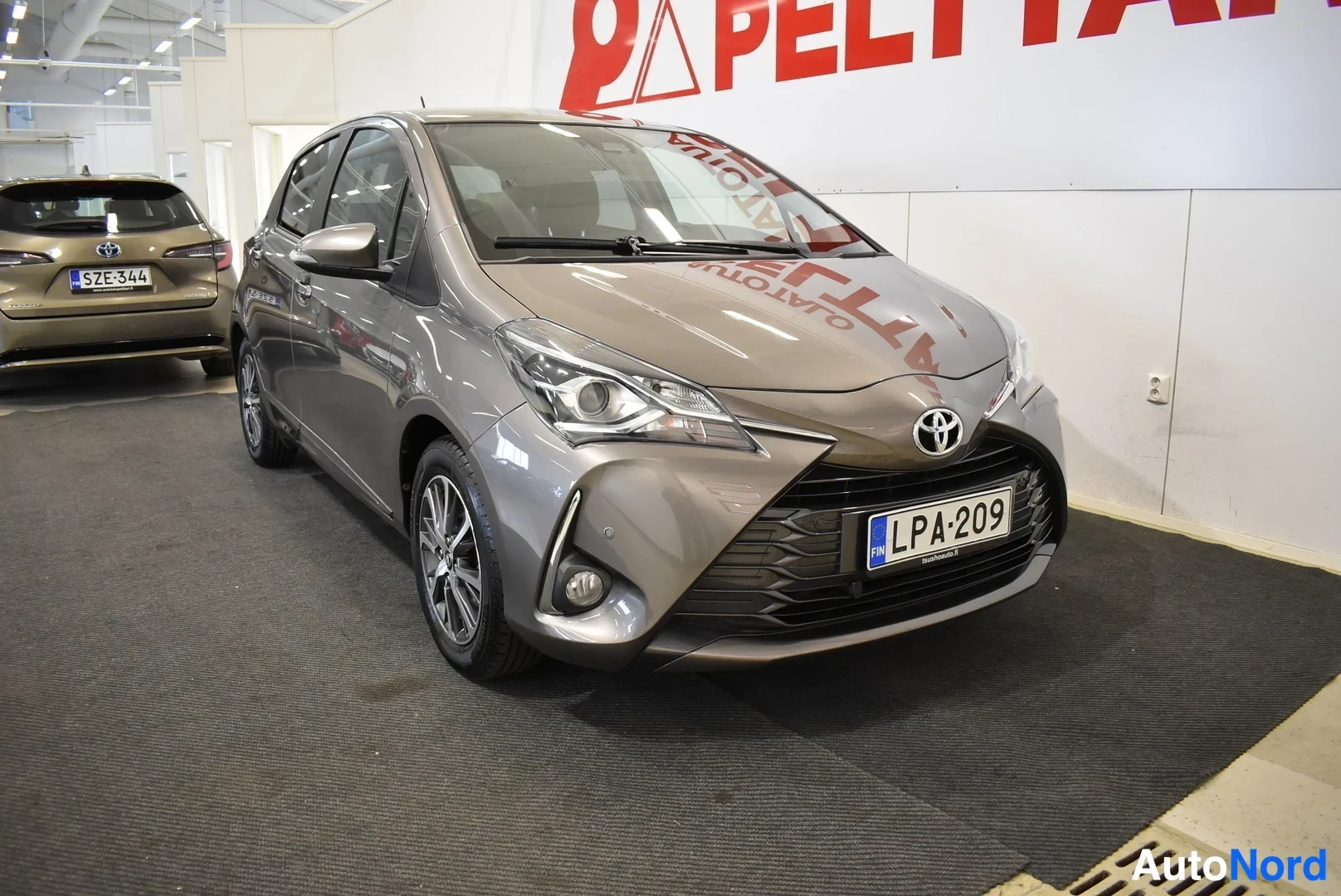 Harmaa Toyota Yaris 2020, moottoritila, kuva 9