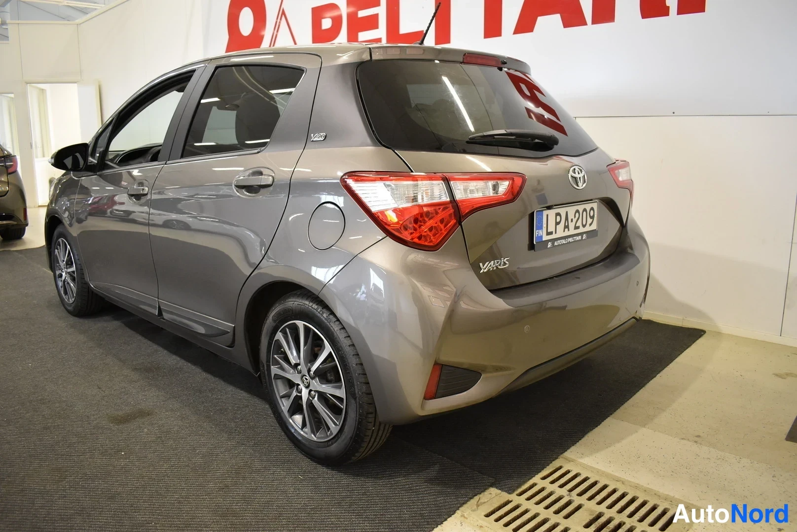 Harmaa Toyota Yaris 2020, ohjaamo, kuva 3
