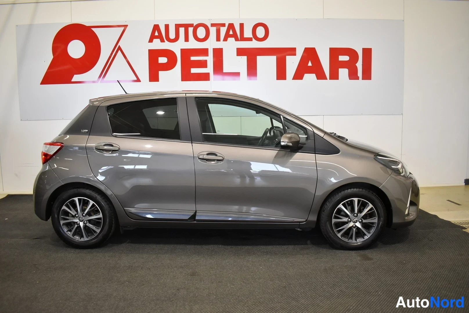 Harmaa Toyota Yaris 2020, takaistuimet, kuva 6