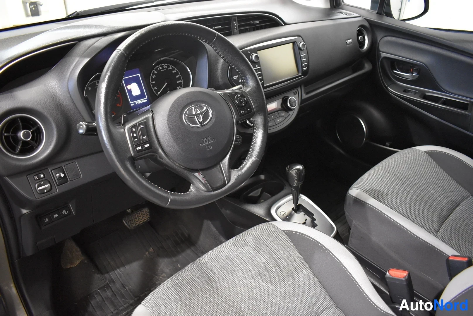 Harmaa Toyota Yaris 2020, ohjaamo, kuva 4