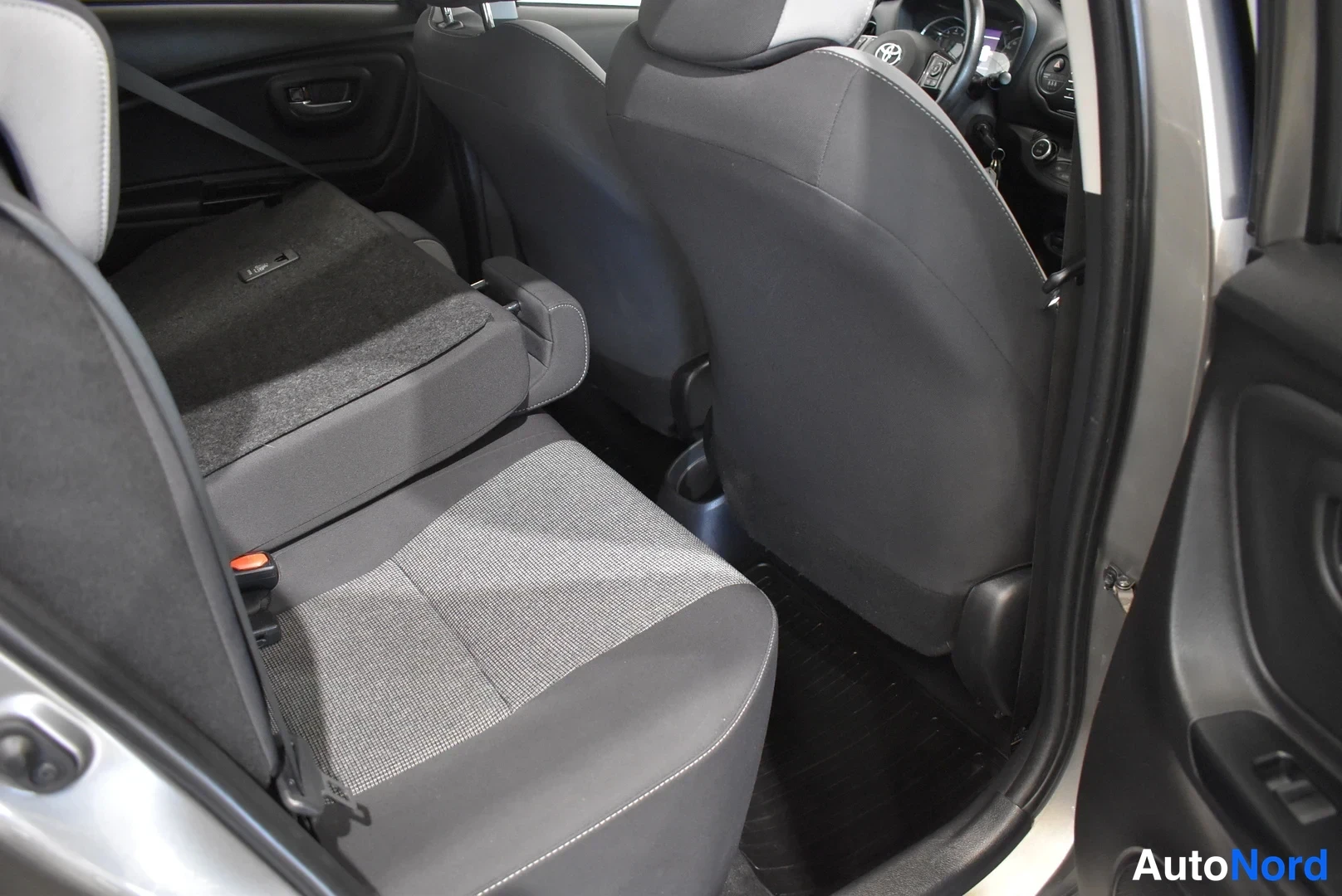 Harmaa Toyota Yaris 2020, takaistuimet, kuva 7
