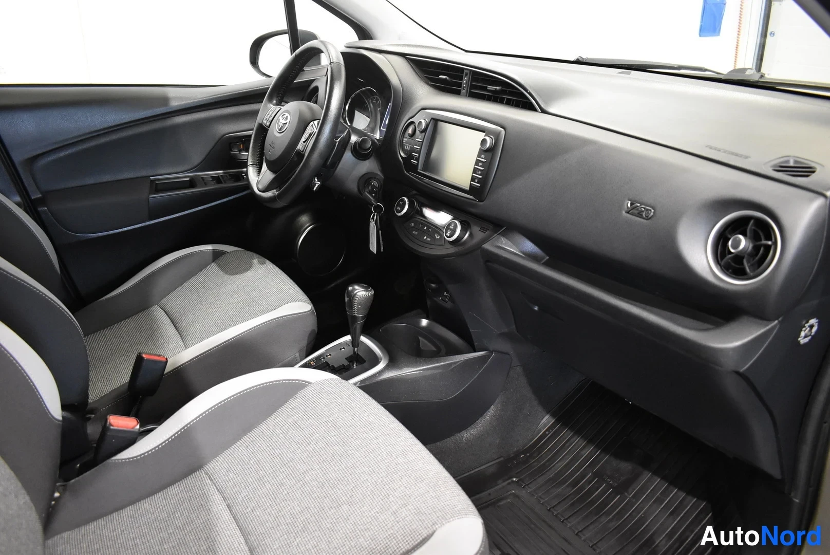 Harmaa Toyota Yaris 2020, ohjaamo, kuva 5